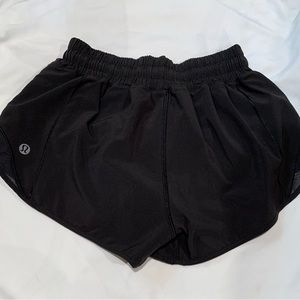 Lululemon Size 0 Hotty Hot 2.5” black shorts